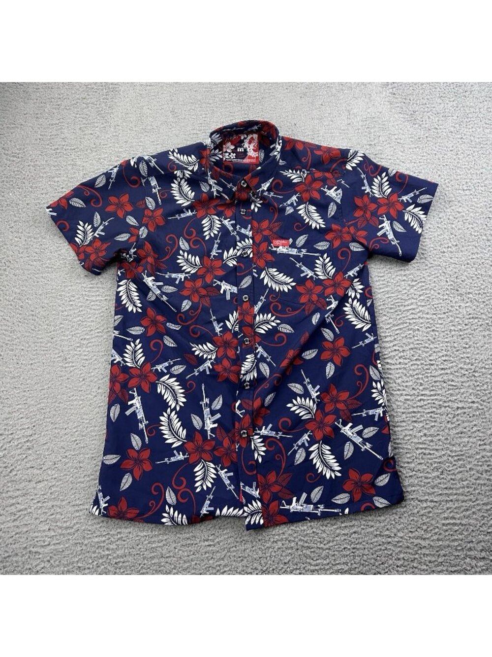 Retro Rifle Patriotic Hawaiin Mens Button Down Short Sleeve Shirt Size Medium